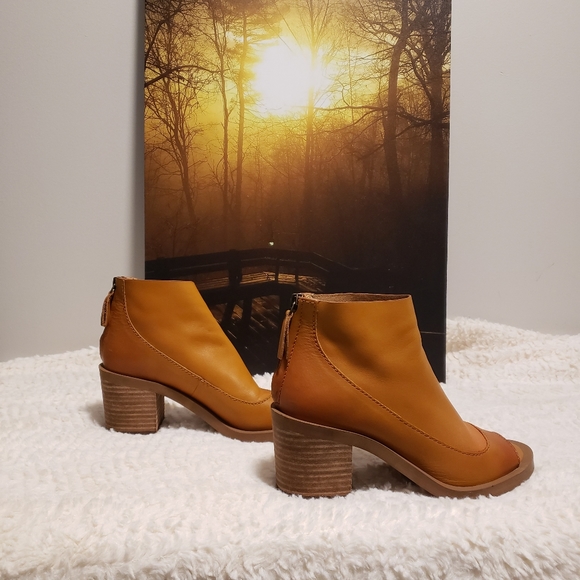 Kelsi Dagger Tan Shoes - Picture 4 of 4